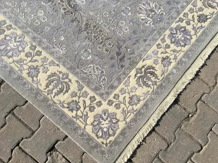 تصویر 2 از فرش ابریشمی گل برجسته در تنوع بسیار